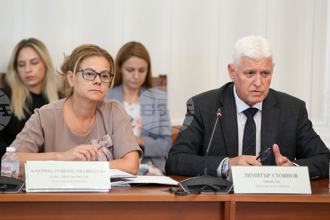 Работим активно в посока на закупуването на втора употреба бойни машини "Страйкър" на по-ниски цени, съобщи министър Стоянов