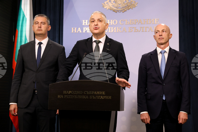 Кандидатите ни за президент и вицепрезидент ще бъдат издигнати от "Възраждане", каза депутатът Коста Стоянов