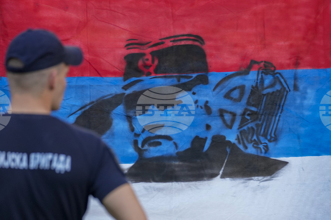 На мостове в Белград и Нови Сад запалиха факли в памет на бившия генерал на босненските сърби Ратко Младич 