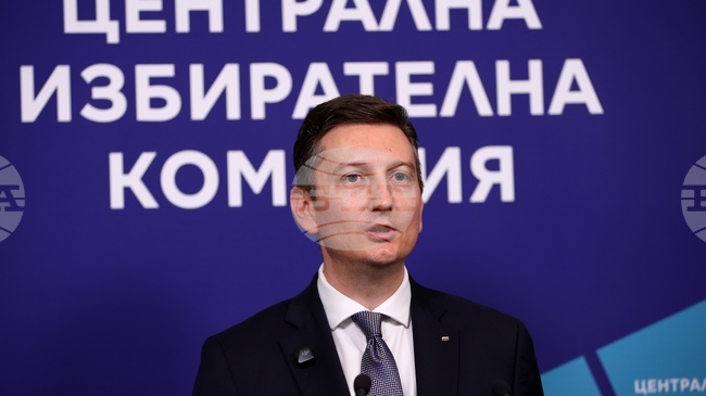 Машините ще бъдат достъпни за гражданите още преди изборния ден чрез надграждане на мобилното приложение за СИК, каза министър Иван Василев 