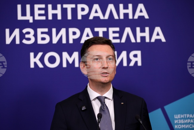 Машините ще бъдат достъпни за гражданите още преди изборния ден чрез надграждане на мобилното приложение за СИК, каза министър Иван Василев 