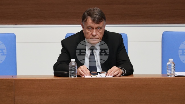 Темите за здравното образование и оказването на първа помощ се изучават в учебните програми по различни предмети, каза министър Георги Вълчев 