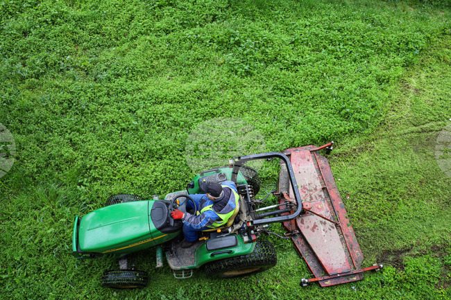 Бургас - тревните площи - косене
