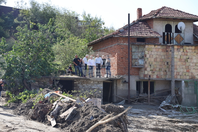 Около 34 семейства са засегнати от наводнението в община Струмяни, 13 са най-тежко пострадали, каза кметът Емил Илиев