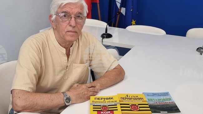 Свои книги, предназначени за училищата в региона, дари роденият в Перник проф. д-р Бончо Асенов