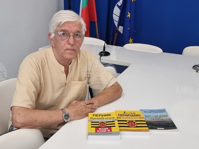 Свои книги, предназначени за училищата в региона, дари роденият в Перник проф. д-р Бончо Асенов