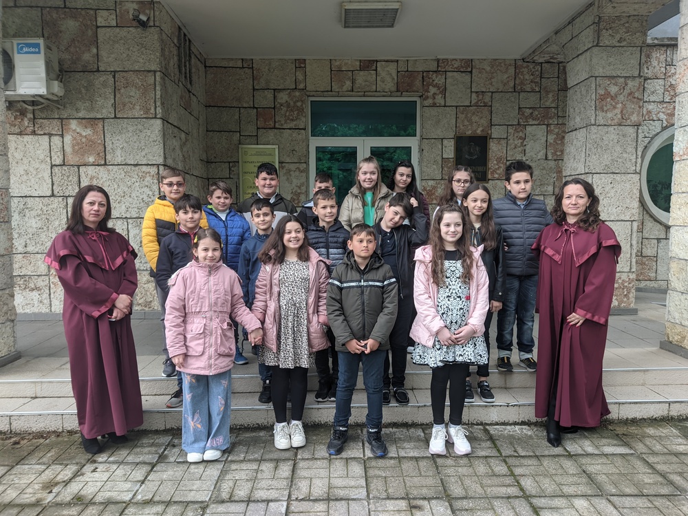 Апелативна прокуратура – Варна: Ученици от 3б клас в ОУ „Никола Й. Вапцаров“ бяха гости на Прокуратурата в Разград по повод Деня на отворените врати 