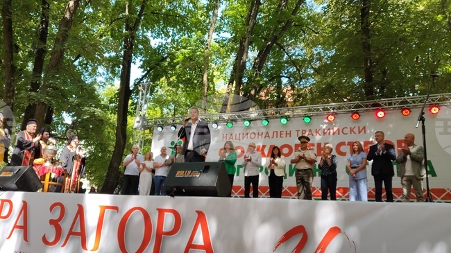 Българските традиции, дух и култура не са загинали, а напротив по-живи са от всякога, каза кметът Живко Тодоров