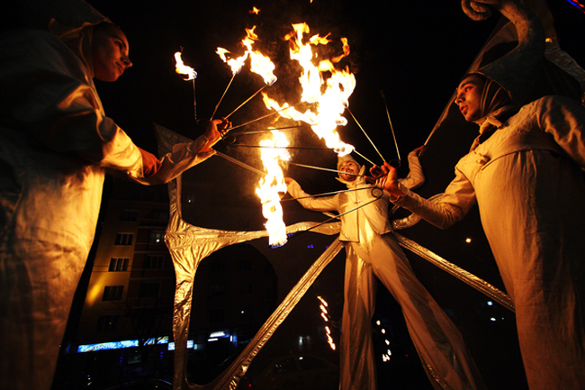 Община Сливен: Актьори на кокили и огнено шоу тази вечер в Сливен