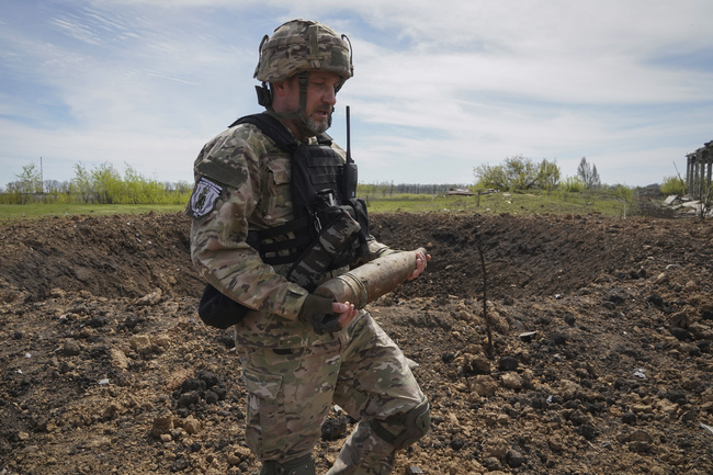 Двама души са убити при руски обстрел на село в украинската Харковска област, съобщи областният управител