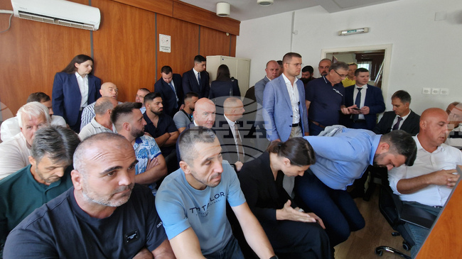 Повече от час беше необходим на съда в Кочани, Северна Македония, да опише присъстващите в залата за делото срещу Ива Михайлова