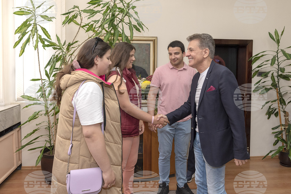 Кметът на Пазарджик награди абитуриенти тризнаци