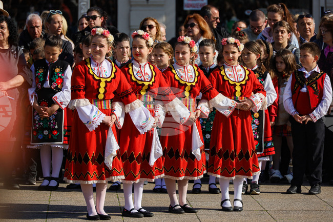 Бургас - ОУ "Любен Каравелов" - празнично хоро