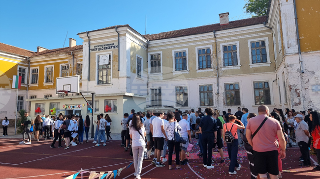 Тържествено откриха новата учебна година в Спортното училище в Ямбол, което предстои да бъде реновирано с европейски средства
