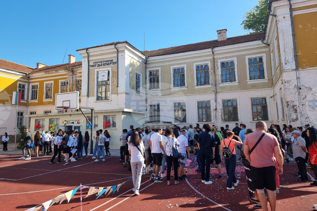 Тържествено откриха новата учебна година в Спортното училище в Ямбол, което предстои да бъде реновирано с европейски средства