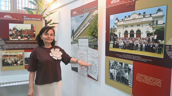 Изложбата „35 години Конституция на Република България“ е показана в Монтана