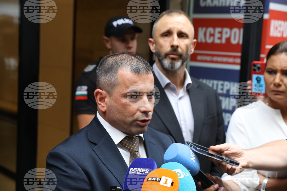 Петима мъже и три жени са задържани при акция за предотвратяване на имотна измама, съобщи директорът на СДВР Николай Пелтеков