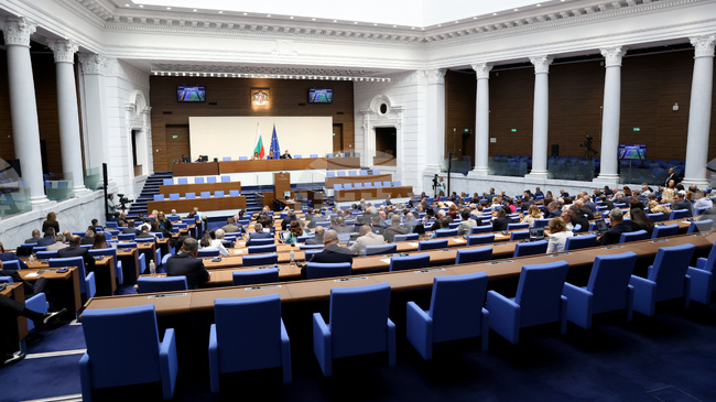 Парламентът прие на първо четене предложения на „Демократична България“ за промени в Закона за управление на отпадъците, за продуктовите такси
