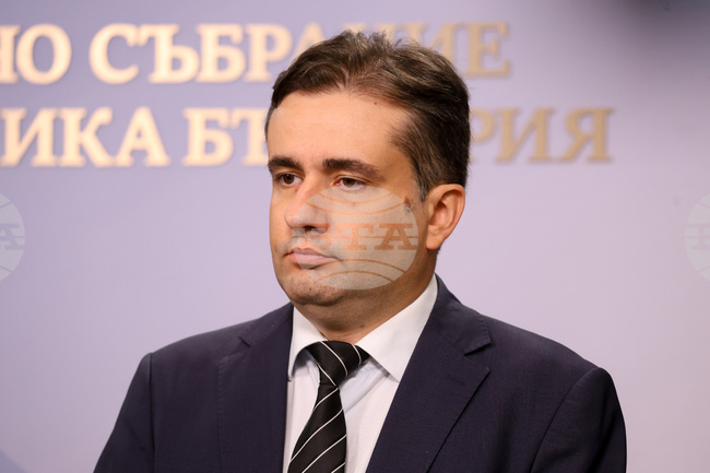 „Демократична България” подготвя законопроект, който да позволи на хората да правят, подаряват и продават неголеми количества домашна ракия и вино 