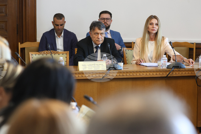 Твърденията за чистка, за политическа разправа в Регионалните управления на образованието са далече от истината, каза министър Георги Вълчев