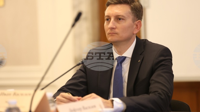 Няма забавяне на проекта за разработване на бойни и разузнавателни дронове в България, заяви министър Иван Василев 