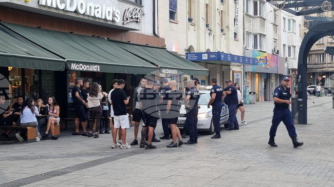 Има засилено полицейско присъствие на столичния площад „Славейков“, проверяват се младежи с профил на т. нар. локали
