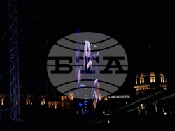 Лили Иванова пее на сцена пред храм-паметника „Александър Невски“, снимка – Даниел Димитров/ БТА