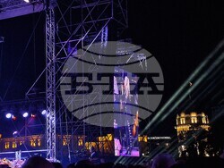 Лили Иванова пее на сцена пред храм-паметника „Александър Невски“, снимка – Даниел Димитров/ БТА