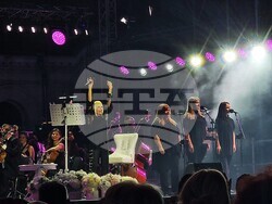 Лили Иванова пее на сцена пред храм-паметника „Александър Невски“, снимка – Даниел Димитров/ БТА