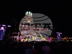 Лили Иванова пее на сцена пред храм-паметника „Александър Невски“, снимка – Даниел Димитров/ БТА
