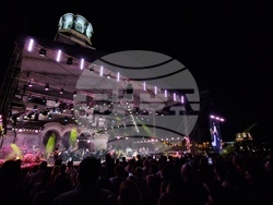 Лили Иванова пее на сцена пред храм-паметника „Александър Невски“, снимка – Даниел Димитров/ БТА
