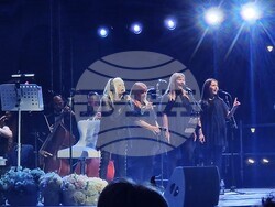 Лили Иванова пее на сцена пред храм-паметника „Александър Невски“, снимка – Даниел Димитров/ БТА