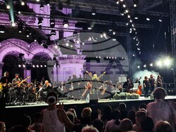 Лили Иванова пее на сцена пред храм-паметника „Александър Невски“, снимка – Даниел Димитров/ БТА