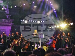 Лили Иванова пее на сцена пред храм-паметника „Александър Невски“, снимка – Даниел Димитров/ БТА