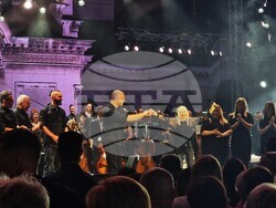 Лили Иванова пее на сцена пред храм-паметника „Александър Невски“, снимка – Даниел Димитров/ БТА