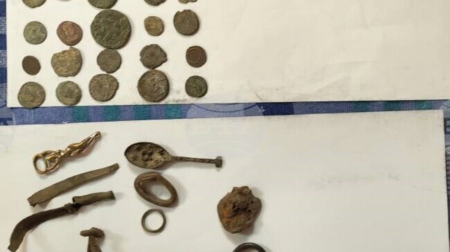 Иззети са 61 археологически предмета от частен дом в село Комарево, област Монтана