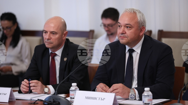 Разработваме програма, с която информацията от камерите за водачите на пътя ще излиза на таблетите на пътните полицаи, каза вътрешният министър