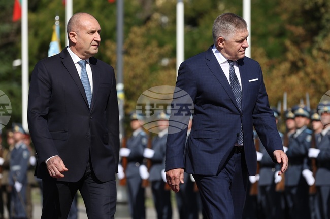 Министър-председателят Румен Радев посрещна словашкия премиер Роберт Фицо с официална церемония на площад „Св. Александър Невски“ 