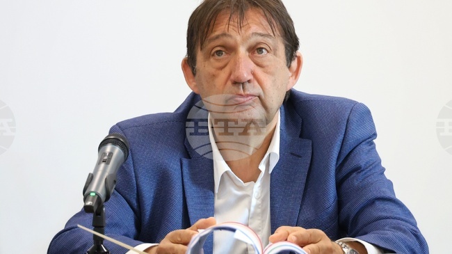 Министър Шишков каза, че служителите в регионалното министерство са получили ДМС, но никой не е взел повече от една заплата 