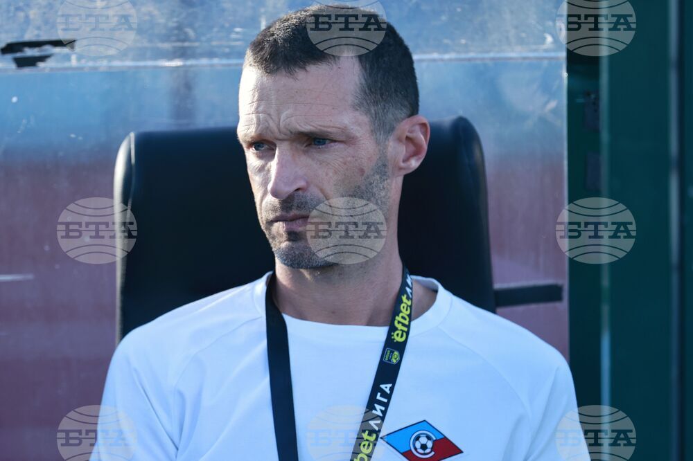 Трудно е да играем срещу два отбора, заяви треньорът на Септември София Симао Фрейташ