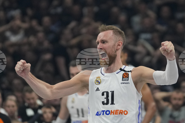 Реал Мадрид си гарантира място в плейофната фаза на Евролигата след победа над Париж