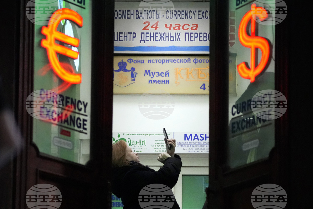 Московската борса откри с ръст месец след инвазията в Украйна и при крайно ограничена търговия