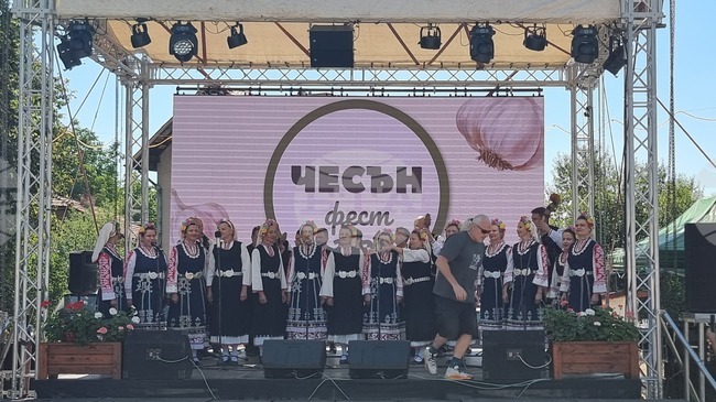 Традицията в отглеждането на чесън събира производители и гости на „Чесън фест“ в радомирското село Долни Раковец