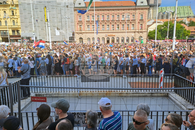 Хиляди хора протестират в Загреб срещу незаконно депо за отпадъци край град Госпич