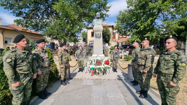 С тържествено шествие и военен ритуал Радомир отбеляза 141 години от Съединението