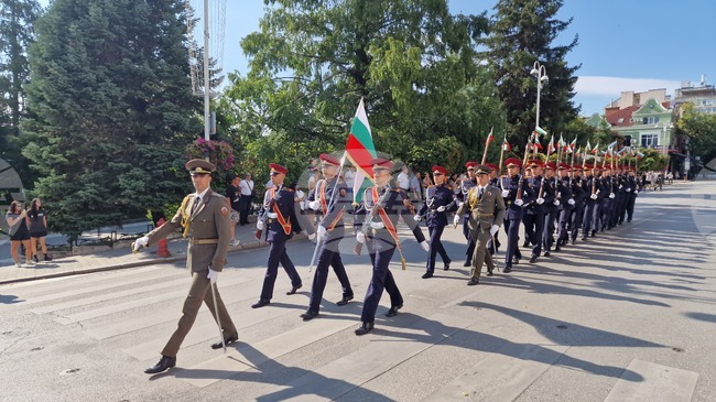 Велико Търново отбеляза 141 години от Съединението с празнична програма, военен ритуал, молебен, хоро и камбанен звън