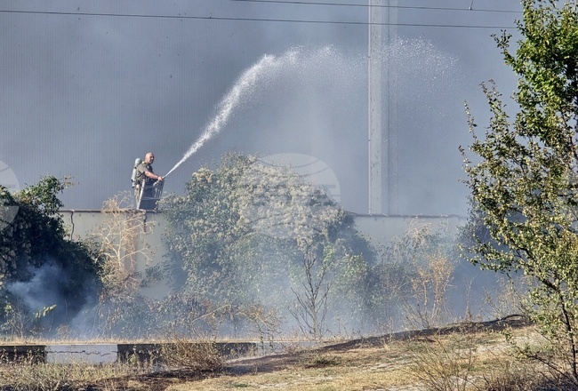 Пожар гори на гарата в село Горно Сахране, преустановено е движението на влаковете в участъка Тъжа – Сахране
