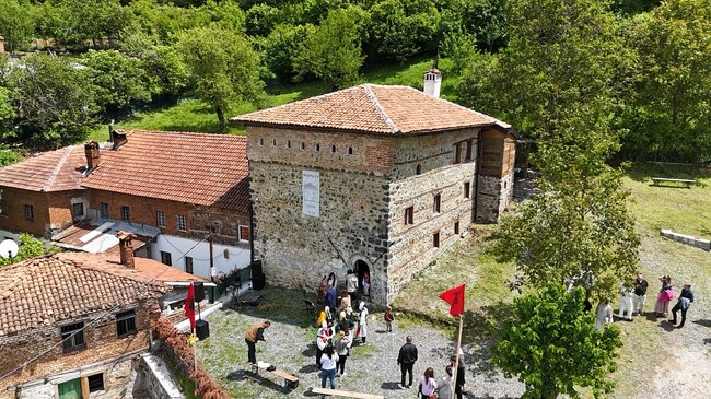 АТА: Инвестициите за обновяване на традиционните къщи кули в Северна Албания ще започнат до 2027 г., заяви министърът на туризма, културата и спорта на Албания