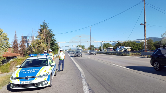 Движението в участък на магистрала "Тракия" в посока София се осъществява в активна лента заради катастрофа