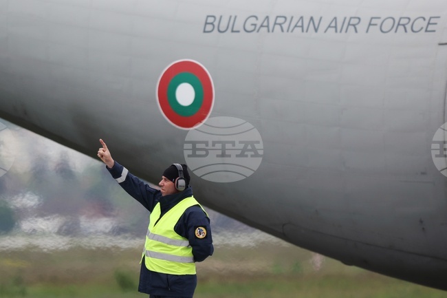 При тренировъчен полет самолет на ВВС спука гума при кацане на летище София, екипажът не е пострадал, съобщиха от Министерството на отбраната